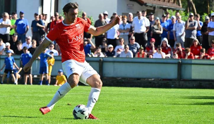 25.05.2026 - Fussball - Saison 2025 2026 - Relegation Oberliga Bayern Bayernliga Landesliga : FSV Stadeln - FC Eintracht Münchberg - - xwoxzix - Jonas Köstler (10, FSV Stadeln ) verwandelt Elfmeter Strafstoß