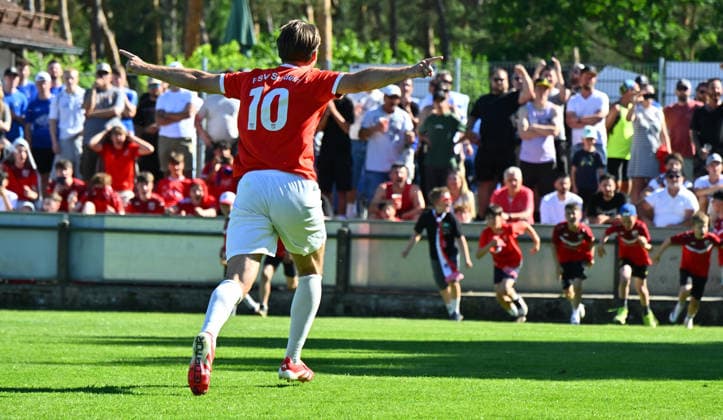25.05.2026 - Fussball - Saison 2025 2026 - Relegation Oberliga Bayern Bayernliga Landesliga : FSV Stadeln - FC Eintracht Münchberg - - xwoxzix - Jonas Köstler (10, FSV Stadeln ) Jubel Freude nach Spielende