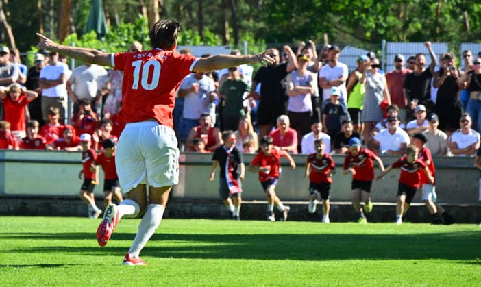 25.05.2026 - Fussball - Saison 2025 2026 - Relegation Oberliga Bayern Bayernliga Landesliga : FSV Stadeln - FC Eintracht Münchberg - - xwoxzix - Jonas Köstler (10, FSV Stadeln ) Jubel Freude nach Spielende