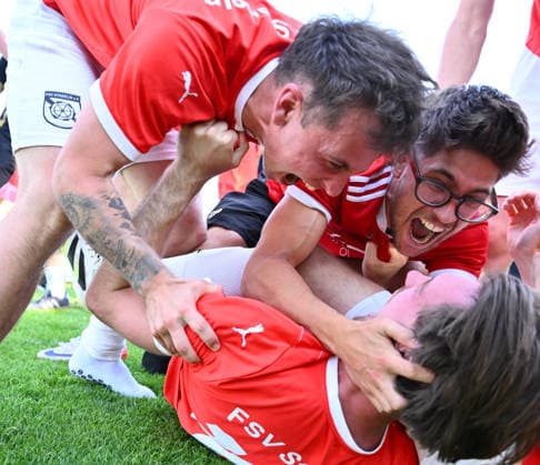 25.05.2026 - Fussball - Saison 2025 2026 - Relegation Oberliga Bayern Bayernliga Landesliga : FSV Stadeln - FC Eintracht Münchberg - - xwoxzix - Mannschaft Team Stadeln - Jubel Freude nach Spielende - unten Jonas Köstler (10, FSV Stadeln )
