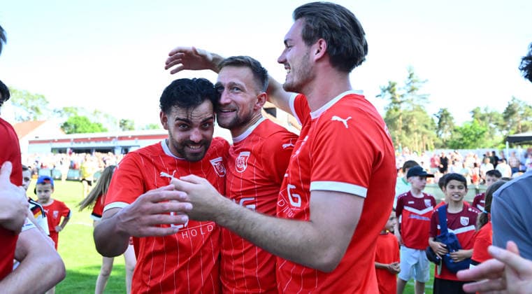 25.05.2026 - Fussball - Saison 2025 2026 - Relegation Oberliga Bayern Bayernliga Landesliga : FSV Stadeln - FC Eintracht Münchberg - - xwoxzix - Mannschaft Team Stadeln - Jubel Freude nach Spielende - Marco Weber (22, FSV Stadeln ) Jonas Köstler (10, FSV Stadeln l rechts )