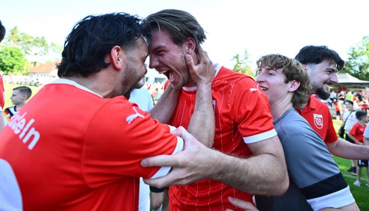 25.05.2026 - Fussball - Saison 2025 2026 - Relegation Oberliga Bayern Bayernliga Landesliga : FSV Stadeln - FC Eintracht Münchberg - - xwoxzix - Mannschaft Team Stadeln - Jubel Freude nach Spielende - Marco Weber (22, FSV Stadeln ) Jonas Köstler (10, FSV Stadeln )