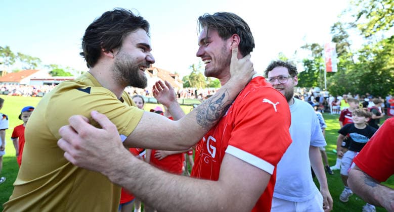 25.05.2026 - Fussball - Saison 2025 2026 - Relegation Oberliga Bayern Bayernliga Landesliga : FSV Stadeln - FC Eintracht Münchberg - - xwoxzix - Mannschaft Team Stadeln - Jubel Freude nach Spielende - Jonas Köstler (10, FSV Stadeln , rechts )
