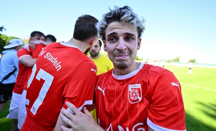 25.05.2026 - Fussball - Saison 2025 2026 - Relegation Oberliga Bayern Bayernliga Landesliga : FSV Stadeln - FC Eintracht Münchberg - - xwoxzix - Mannschaft Team Stadeln - Jubel Freude nach Spielende - Taylan Avci (16, FSV Stadeln )