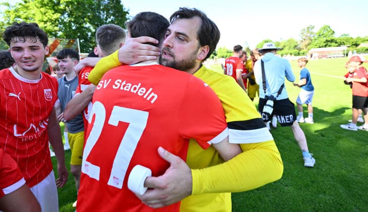 25.05.2026 - Fussball - Saison 2025 2026 - Relegation Oberliga Bayern Bayernliga Landesliga : FSV Stadeln - FC Eintracht Münchberg - - xwoxzix - Mannschaft Team Stadeln - Jubel Freude nach Spielende - Manuel Döllfelder Doellfelder (31, FSV Stadeln )