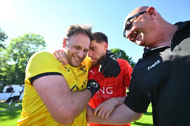 25.05.2026 - Fussball - Saison 2025 2026 - Relegation Oberliga Bayern Bayernliga Landesliga : FSV Stadeln - FC Eintracht Münchberg - - xwoxzix - Mannschaft Team Stadeln - Jubel Freude nach Spielende - Tugay Akbakla (1, FSV Stadeln , links )