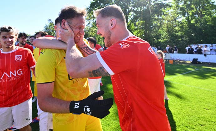 25.05.2026 - Fussball - Saison 2025 2026 - Relegation Oberliga Bayern Bayernliga Landesliga : FSV Stadeln - FC Eintracht Münchberg - - xwoxzix - Mannschaft Team Stadeln - Jubel Freude nach Spielende - Tugay Akbakla (1, FSV Stadeln ) Leon Siefert (9, FSV Stadeln )