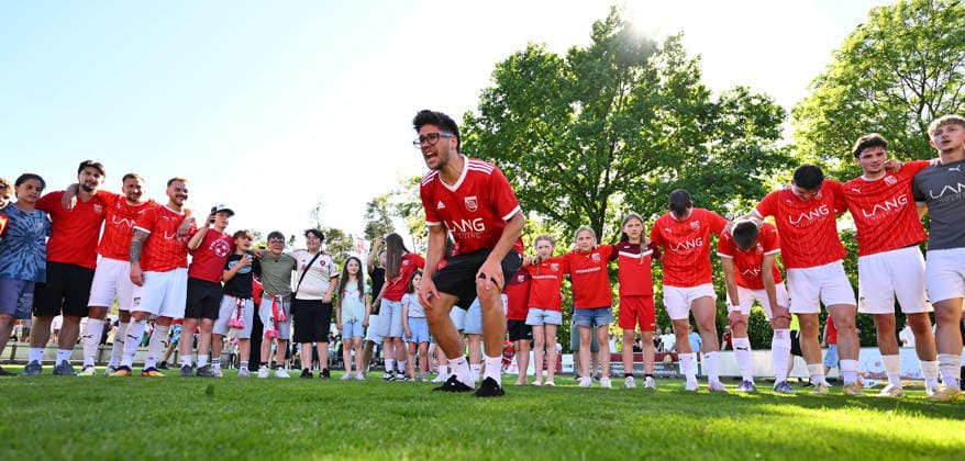 25.05.2026 - Fussball - Saison 2025 2026 - Relegation Oberliga Bayern Bayernliga Landesliga : FSV Stadeln - FC Eintracht Münchberg - - xwoxzix - Teamkreis Mannschaft Team Stadeln - Jubel Freude nach Spielende