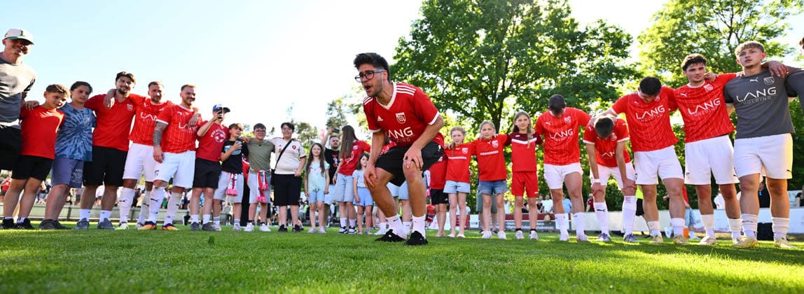 25.05.2026 - Fussball - Saison 2025 2026 - Relegation Oberliga Bayern Bayernliga Landesliga : FSV Stadeln - FC Eintracht Münchberg - - xwoxzix - Teamkreis Mannschaft Team Stadeln - Jubel Freude nach Spielende