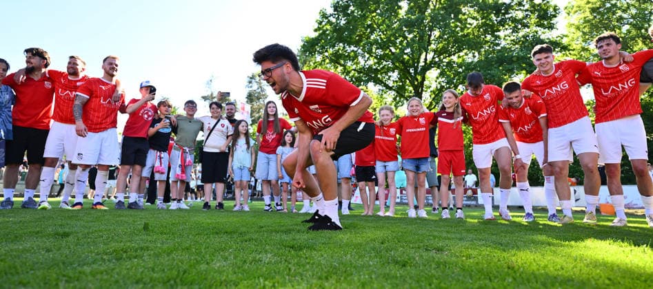 25.05.2026 - Fussball - Saison 2025 2026 - Relegation Oberliga Bayern Bayernliga Landesliga : FSV Stadeln - FC Eintracht Münchberg - - xwoxzix - Teamkreis Mannschaft Team Stadeln - Jubel Freude nach Spielende
