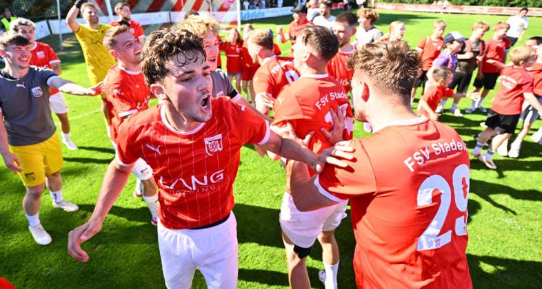 25.05.2026 - Fussball - Saison 2025 2026 - Relegation Oberliga Bayern Bayernliga Landesliga : FSV Stadeln - FC Eintracht Münchberg - - xwoxzix - Teamkreis Mannschaft Team Stadeln - Jubel Freude nach Spielende