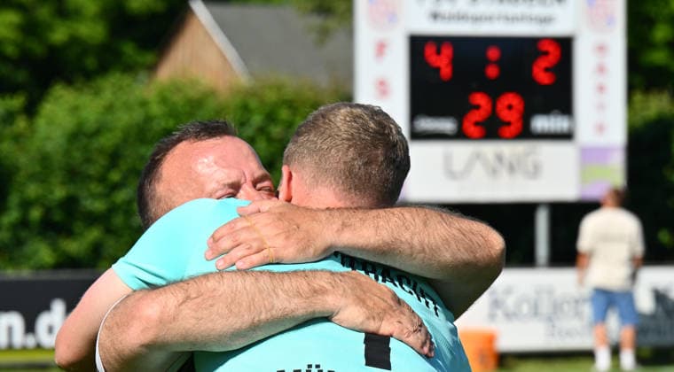 25.05.2026 - Fussball - Saison 2025 2026 - Relegation Oberliga Bayern Bayernliga Landesliga : FSV Stadeln - FC Eintracht Münchberg - - xwoxzix - Manfred Dedaj (Trainer, FSV Stadeln ) nach Spielende