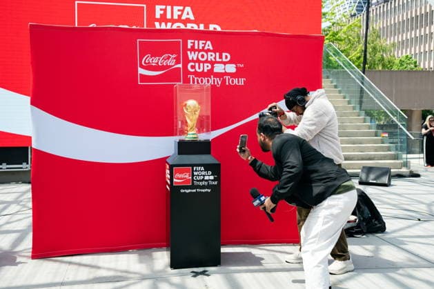 May 25, 2026, Toronto, On, CANADA: People take videos of the FIFA World Cup, WM, Weltmeisterschaft, Fussball Trophy while it is displayed during a Trophy Tour event at Nathan Phillips Square in Toronto on Monday, May 25, 2026. Canada News - May 25, 2026  - ZUMAc35_ 20260525_zaf_c35_052 Copyright: xArlynxMcadoreyx