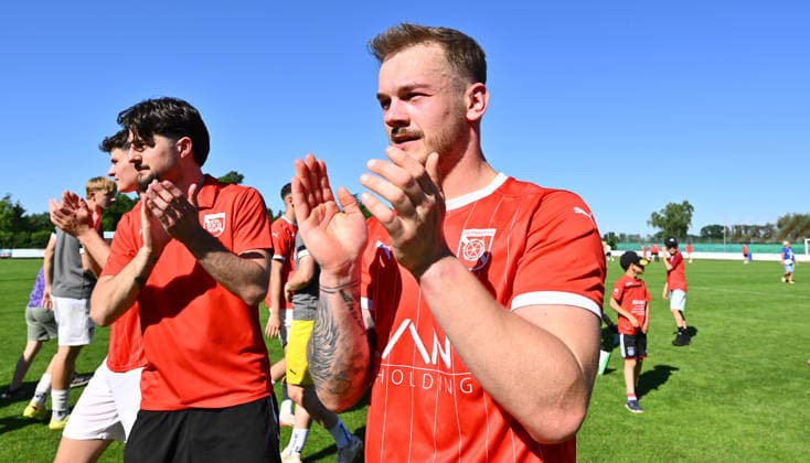 25.05.2026 - Fussball - Saison 2025 2026 - Relegation Oberliga Bayern Bayernliga Landesliga : FSV Stadeln - FC Eintracht Münchberg - - xwoxzix - Leon Siefert (9, FSV Stadeln ) nach Spielende