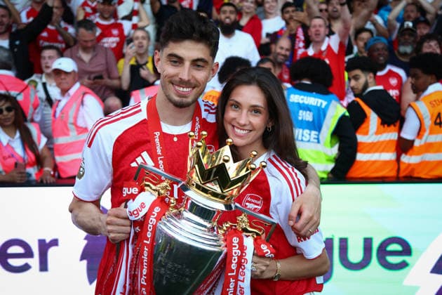 Premier League: Crystal Palace v Arsenal LONDON, UK - 24th May 2026: Kai Havertz of Arsenal and partner Sophia Havertz celebrate with the Premier League trophy after the Premier League match between Crystal Palace FC and Arsenal FC at Selhurst Park London Selhurst Park England United Kingdom Copyright: xCraigxMercerx xPeakxActionxPhotosx