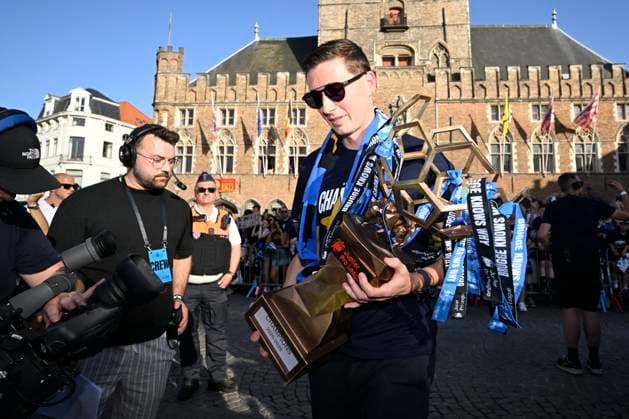 Club Brugge celebrating the Jupiler Pro League title 2026 with city parade BRUGGE, BELGIUM - MAY 25 : Vanaken Hans midfielder of Club Brugge and the players of Club Brugge celebrating the winning of the Jupiler Pro League title 2025 - 2026 during a city parade towards the city centre and celebration ceremony at the Markt of Bruges. Club Brugge won the Belgian national soccer championship for the 20th time in the history of the club on May 25, 2026 in Brugge, Belgium, 25 05 2026 Brugge Belgium  Copyright: xNicoxVereeckenx