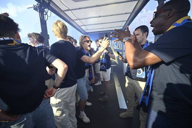 Club Brugge celebrating the Jupiler Pro League title 2026 with city parade BRUGGE, BELGIUM - MAY 25 : Vermant Romeo forward of Club Brugge and the players of Club Brugge celebrating the winning of the Jupiler Pro League title 2025 - 2026 during a city parade towards the city centre and celebration ceremony at the Markt of Bruges. Club Brugge won the Belgian national soccer championship for the 20th time in the history of the club on May 25, 2026 in Brugge, Belgium, 25 05 2026 Brugge Belgium  Copyright: xNicoxVereeckenx