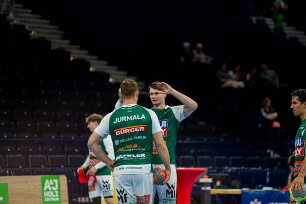 Oskar Sunnefeldt von Frisch Auf Göppingen in grünem Trikot während eines Spielzuges in der Barclays Arena. Der Spieler ist in Aktion auf dem Spielfeld neben Mitspielern der Göppinger Mannschaft. Oskar Sunnefeldt ( 27; Frisch Auf Göppingen) im Spiel gegen HSV Hamburg Copyright: xPhilippHeistx