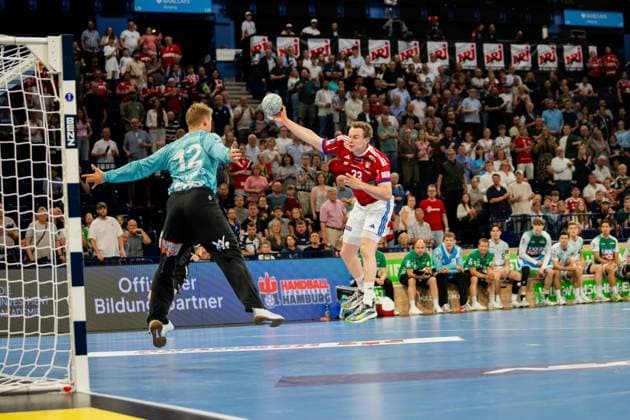 Frederik Bo Andersen ( 21; HSV Hamburg) in rotem Trikot wirft den Ball aus dem Rückraum auf das Tor. Der Torhüter von Frisch Auf Göppingen ( 12; türkises Trikot) in Abwehrposition vor vollbesetzter Barclays Arena. Frederik Bo Andersen ( 21; HSV Hamburg) im Torwurf gegen Torhüter Copyright: xPhilippHeistx