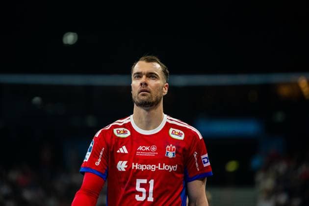 Casper Ulrich Mortensen trägt das rote Trikot des HSV Hamburg und blickt konzentriert während eines Spielzugs in der Barclays Arena. Der Linksaußen ist während der DAIKIN Handball-Bundesliga-Partie gegen Frisch Auf Göppingen im Einsatz. Casper Ulrich Mortensen ( 6; HSV Hamburg) während der Partie Copyright: xPhilippHeistx
