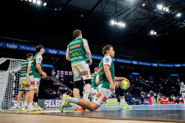 Erik Persson läuft mit dem Ball in der Hand während des Bundesliga-Spiels zwischen HSV Hamburg und Frisch Auf Göppingen in der Barclays Arena. Mehrere Göppinger Spieler in grün-weißen Trikots sind in der Spielsituation positioniert. Erik Persson ( 22; Frisch Auf Göppingen) mit Ball in der Barclays Arena Copyright: xPhilippHeistx