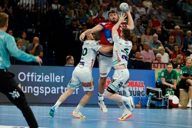 Handball 1. Handball-Bundesliga, Daikin HBL 2025 2026 - Handball Verein Hamburg (HSVH) vs. FRISCH AUF! Göppingen Jacob Arenth Lassen (Hamburg) im Zweikampf mit Elias Newel (Goeppingen) und Oskar Neudeck (Goeppingen) . Barclays Arena Hamburg Hamburg Foto: Frank Schoof