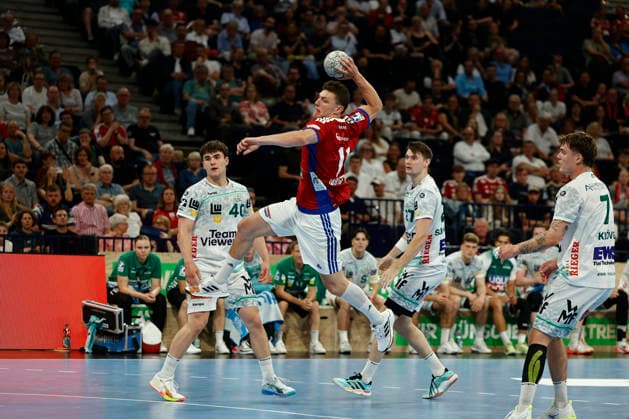 Handball 1. Handball-Bundesliga, Daikin HBL 2025 2026 - Handball Verein Hamburg (HSVH) vs. FRISCH AUF! Göppingen Nicolaj Jorgensen Joergensen (Hamburg) wirft aufs Tor , dahinter Elias Newel (Goeppingen) und Oskar Neudeck (Goeppingen) . Barclays Arena Hamburg Hamburg Foto: Frank Schoof