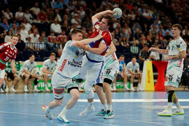 Handball 1. Handball-Bundesliga, Daikin HBL 2025 2026 - Handball Verein Hamburg (HSVH) vs. FRISCH AUF! Göppingen Andreas Magaard (Hamburg) wird von Oskar Neudeck (Goeppingen) attackiert . Barclays Arena Hamburg Hamburg Foto: Frank Schoof