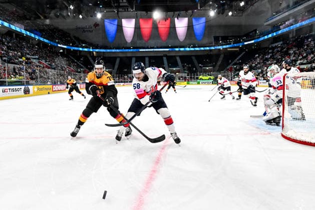 ZURICH, SWITZERLAND - MAY 25: Samuel Dove-McFalls of Germany and David Clements of Great Britain in a battle for the puck during the 2026 IIHF Ice hockey, Eishockey World Championship, WM, Weltmeisterschaft Switzerland game between Germany and Great Britain at Swiss Life Arena on May 25, 2026 in Zurich, Zurich. Zurich Swiss Life Arena Zurich Switzerland Copyright: xJustPictures.ch AndreaxBrancax jp-en-EuSpIm-JP7_ANB_Sui_Hung_25052026_1983