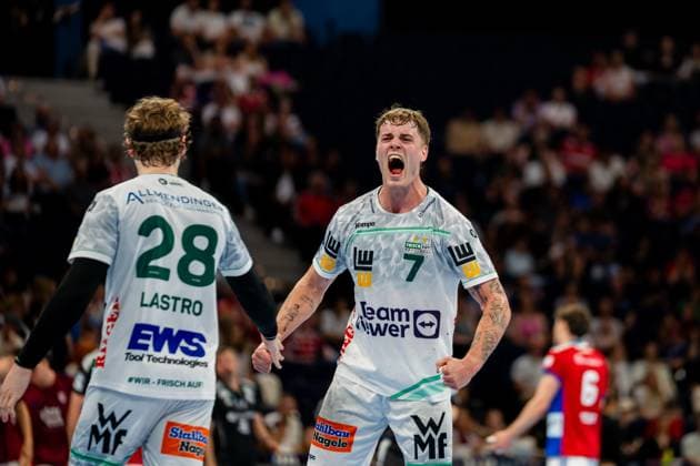 Victor Klöve ( 7) von Frisch Auf Göppingen jubelt emotiv während des Spiels in der Barclays Arena. Sein Teamkollege Franko Lastro ( 28) läuft neben ihm, im Hintergrund sind Zuschauer und ein Spieler von HSV Hamburg sichtbar. Handball Verein Hamburg vs. Frisch Auf Göppingen *** Victor Klöve 7 of Frisch Auf Göppingen cheers emotively during the game in the Barclays Arena His teammate Franko Lastro 28 runs next to him, spectators and a player from HSV Hamburg are visible in the background Handball Sport Verein Hamburg vs Frisch Auf Göppingen Copyright: xPhilippHeistx
