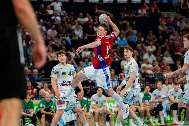 Oskar Sunnefeldt von Frisch Auf Göppingen springt in der Barclays Arena ab und wirft den Ball über die Abwehr von HSV Hamburg. Elias Newel ( 40) und weitere Göppinger Spieler beobachten die Aktion während des DAIKIN Handball-Bundesliga-Spiels. Handball Verein Hamburg vs. Frisch Auf Göppingen Copyright: xPhilippHeistx