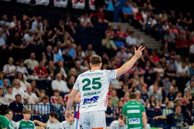 Ludvig Jurmala Åström von Frisch Auf Göppingen wirft aus dem Rückraum zum Tor ab, während sein Arm ausgestreckt nach oben zeigt. Im Hintergrund sind Zuschauer der Barclays Arena und ein HSV-Hamburg-Torwart in grüner Trainingskleidung sichtbar. Handball Verein Hamburg vs. Frisch Auf Göppingen Copyright: xPhilippHeistx