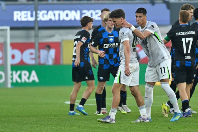 Paderborn, Home Deluxe Arena, 25.05.26, GER, Herren, Relegation, Saison 2025-2026, SC Paderborn 07 - VfL Wolfsburg Bild: Rot, rote Karte Joakim MAEHLE (Wolfsburg) DFL regulations prohibit any use of photographs as image sequences and or quasi-video. NRW Deutschland