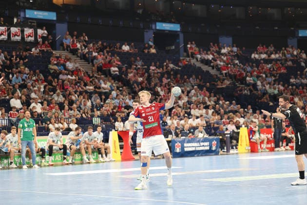 Handball Daikin Handball Bundesliga 2025 2026 - Handball Verein Hamburg vs. FA Göppingen Frederik Bo Andersen (Hamburg),7meter, erfolgreich, Barclays Arena Hamburg