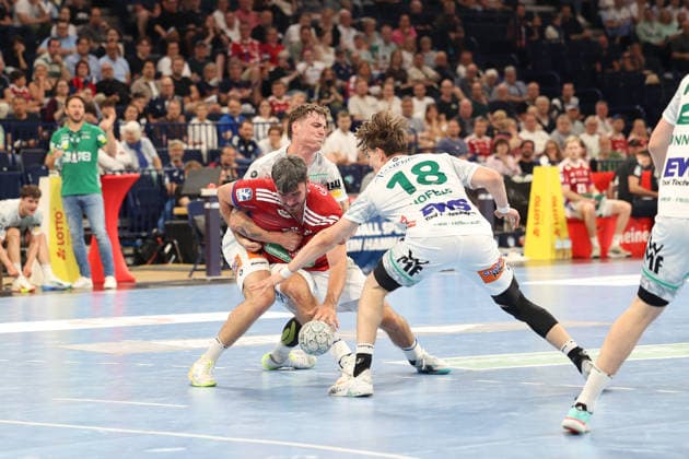 Handball Daikin Handball Bundesliga 2025 2026 - Handball Verein Hamburg vs. FA Göppingen Oskar Sunnefeldt (Goeppingen),Jacob Arenth Lassen (Hamburg),Fynn Hofele (Goeppingen), Barclays Arena Hamburg