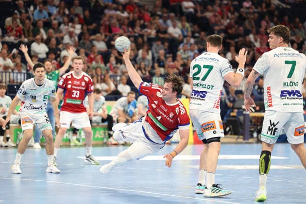 Handball Daikin Handball Bundesliga 2025 2026 - Handball Verein Hamburg vs. FA Göppingen Andreas Magaard (Hamburg),erfolgreicher Torwurf,Oskar Sunnefeldt (Goeppingen),Victor Klï¿½ Kloeve (Goeppingen), Barclays Arena Hamburg