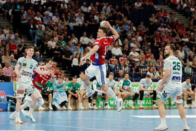 Handball 1. Handball-Bundesliga, Daikin HBL 2025 2026 - Handball Verein Hamburg (HSVH) vs. FRISCH AUF! Göppingen Nicolaj Jorgensen Joergensen (Hamburg) wirft aufs Tor . Barclays Arena Hamburg Hamburg Foto: Frank Schoof