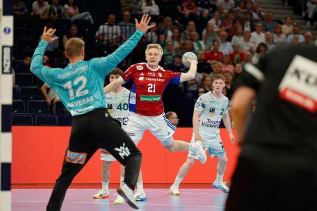 Handball 1. Handball-Bundesliga, Daikin HBL 2025 2026 - Handball Verein Hamburg (HSVH) vs. FRISCH AUF! Göppingen Frederik Bo Andersen (Hamburg) wirft ein Tor gegen Trainer Kristian Saeveras Saeveras (Goeppingen) . Barclays Arena Hamburg Hamburg Foto: Frank Schoof