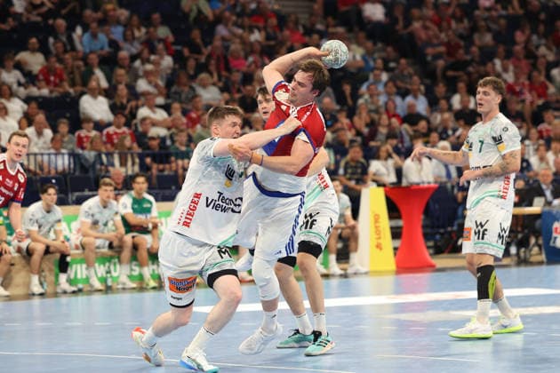 Handball Daikin Handball Bundesliga 2025 2026 - Handball Verein Hamburg vs. FA Göppingen Oskar Neudeck (Goeppingen), Andreas Magaard (Hamburg), Barclays Arena Hamburg