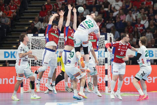 Handball Daikin Handball Bundesliga 2025 2026 - Handball Verein Hamburg vs. FA Göppingen Erik Persson (Goeppingen), nicht erfolgreicher Torwurf, 9Meter, Ende der ersten HZ Barclays Arena Hamburg