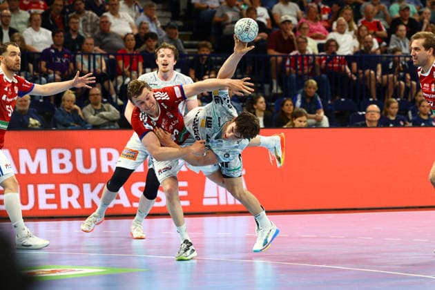 Handball I Herren I Saison 2025 2026 I Bundesliga I 32. Spieltag I HSV Hamburg - FRISCH AUF! Göppingen I 25.05.2026 Moritz Sauter (33, HSV Hamburg) Elias Newel (40, Frisch Auf Göppingen) Hamburg Barclaycard Arena Hamburg Deutschland Copyright: xLobeca RalfxHomburgx