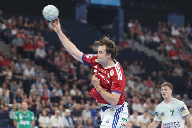 Handball Daikin Handball Bundesliga 2025 2026 - Handball Verein Hamburg vs. FA Göppingen Andreas Magaard (Hamburg),erfolgreicher Torwurf, Barclays Arena Hamburg