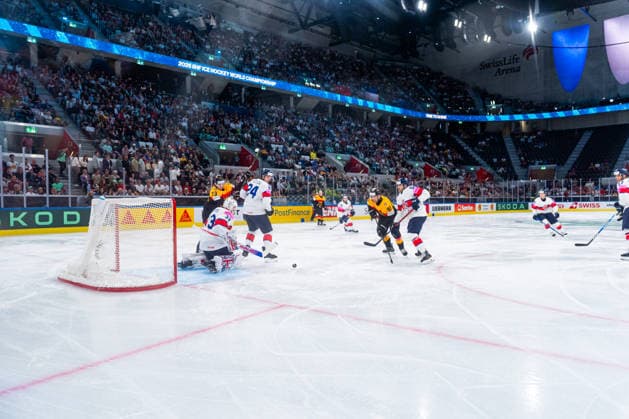 ZURICH, SWITZERLAND - MAY 25: Ben Bowns (Great Britain, 33) catching the puck during the Preliminary Round - Group A Match 49 between Germany and Great Britain at the IIHF Ice hockey, Eishockey World Championship, WM, Weltmeisterschaft 2026, Swiss Life Arena on May 25, 2026 in Zurich, Switzerland. Zurich Switzerland Copyright: xTimoxSteinx