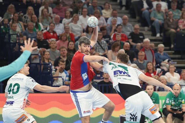 Handball Daikin Handball Bundesliga 2025 2026 - Handball Verein Hamburg vs. FA Göppingen Elias Newel (Goeppingen),Jacob Arenth Lassen (Hamburg),erfolgreicher Torwurf,Sascha Brodbeck (Goeppingen), Barclays Arena Hamburg