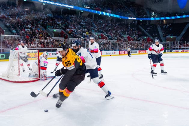 ZURICH, SWITZERLAND - MAY 25: Frederick Tiffels (Germany, 95) in the battle for the puck with Liam Kirk (Great Britain, 14) during the Preliminary Round - Group A Match 49 between Germany and Great Britain at the IIHF Ice hockey, Eishockey World Championship, WM, Weltmeisterschaft 2026, Swiss Life Arena on May 25, 2026 in Zurich, Switzerland. Zurich Switzerland Copyright: xTimoxSteinx