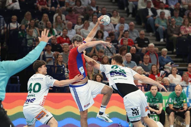 Handball Daikin Handball Bundesliga 2025 2026 - Handball Verein Hamburg vs. FA Göppingen Elias Newel (Goeppingen),Jacob Arenth Lassen (Hamburg),erfolgreicher Torwurf,Sascha Brodbeck (Goeppingen), Barclays Arena Hamburg