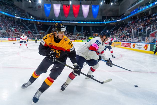 ZURICH, SWITZERLAND - MAY 25: Lukas Reichel (Germany, 73) in the battle for the puck with Joshua Waller (Great Britain, 92) during the Preliminary Round - Group A Match 49 between Germany and Great Britain at the IIHF Ice hockey, Eishockey World Championship, WM, Weltmeisterschaft 2026, Swiss Life Arena on May 25, 2026 in Zurich, Switzerland. Zurich Switzerland Copyright: xTimoxSteinx