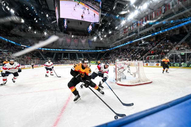 ZURICH, SWITZERLAND - MAY 25: Frederik Tiffels of Germany and Josh Tetlow of Great Britain in a battle for the puck along the boards during the 2026 IIHF Ice hockey, Eishockey World Championship, WM, Weltmeisterschaft Switzerland game between Germany and Great Britain at Swiss Life Arena on May 25, 2026 in Zurich, Zurich. Zurich Swiss Life Arena Zurich Switzerland *** ZURICH, SWITZERLAND MAY 25 Frederik Tiffels of Germany and Josh Tetlow of Great Britain in a battle for the puck along the boards during the 2026 IIHF Ice Hockey World Championship Switzerland game between Germany and Great Britain at Swiss Life Arena on May 25, 2026 in Zurich, Zurich Zurich Swiss Life Arena Zurich Switzerland Switzerland Copyright: xJustPictures.ch AndreaxBrancax jp-en-EuSpIm-JP7_ANB_Sui_Hung_25052026_2041