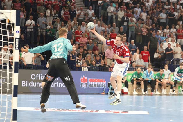 Handball Daikin Handball Bundesliga 2025 2026 - Handball Verein Hamburg vs. FA Göppingen Sascha Brodbeck (Goeppingen), Moritz Sauter (Hamburg), Barclays Arena Hamburg