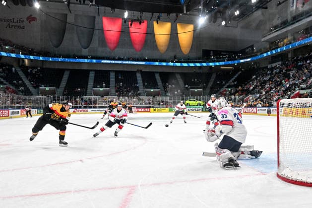 ZURICH, SWITZERLAND - MAY 25:Frederik Tiffels of Germany scores a goal against goalkeeper Ben Bowns of Great Britain during the 2026 IIHF Ice hockey, Eishockey World Championship, WM, Weltmeisterschaft Switzerland game between Germany and Great Britain at Swiss Life Arena on May 25, 2026 in Zurich, Zurich. Zurich Swiss Life Arena Zurich Switzerland Copyright: xJustPictures.ch AndreaxBrancax jp-en-EuSpIm-JP7_ANB_Sui_Hung_25052026_2380